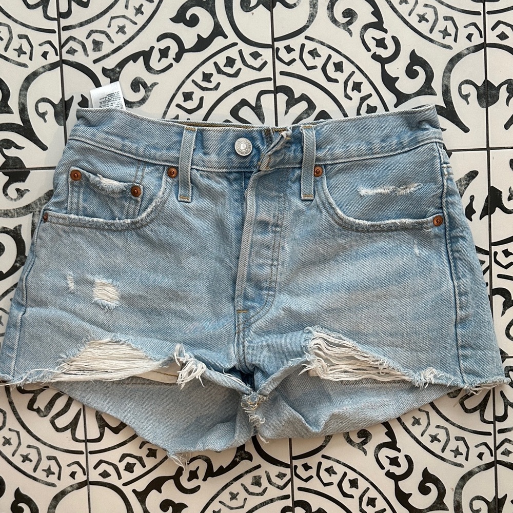 Levi 501 shorts size 25